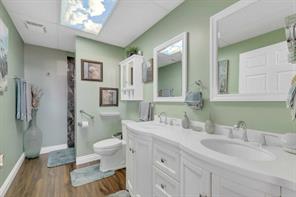 STOREFRONT/CLIENT BATHROOM