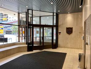 Meet & Great In Attractive Foyer